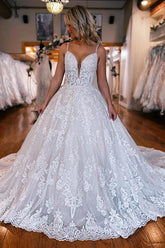 Gorgeous A-Line V-Neck Spaghetti Straps Tulle Lace Long Wedding Dress with Appliques