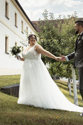 Boho Simple Sleeveless Plus Size Wedding Dresses with Lace Applique