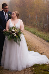 Simple Boho V-neck Sleeveless Plus Size Wedding Dresses with Lace Applique