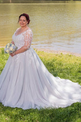 Elegant V-neck Tulle A-line Plus Size Wedding Dresses with Lace Applique