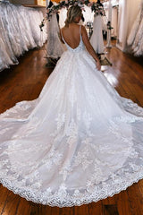 Gorgeous A-Line V-Neck Spaghetti Straps Tulle Lace Long Wedding Dress with Appliques