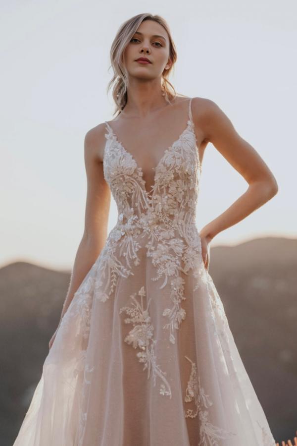 Long Backless Spaghetti Straps V-Neck A-Line Tulle Appliques Lace Wedding Dress