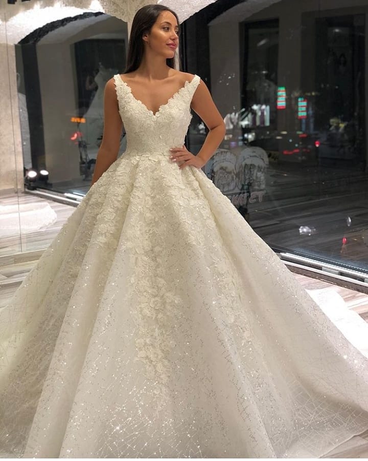 Vintage Long A-Line V-neck Appliques Lace Floor Length Wedding Dress