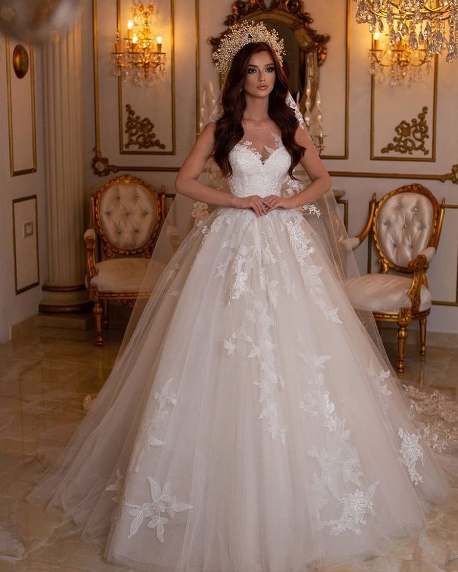 Stunning Long A-Line Bateau Tulle Floor Length Wedding Dress With Appliques Lace