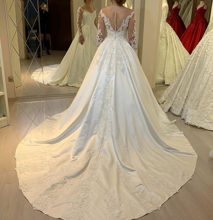 Elegant Long A-Line Sweetheart Appliques Lace Satin Wedding Dress with Long Sleeve