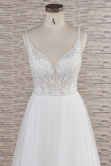 Chic Long A-line Spaghetti Strap Appliques Tulle Wedding Dress