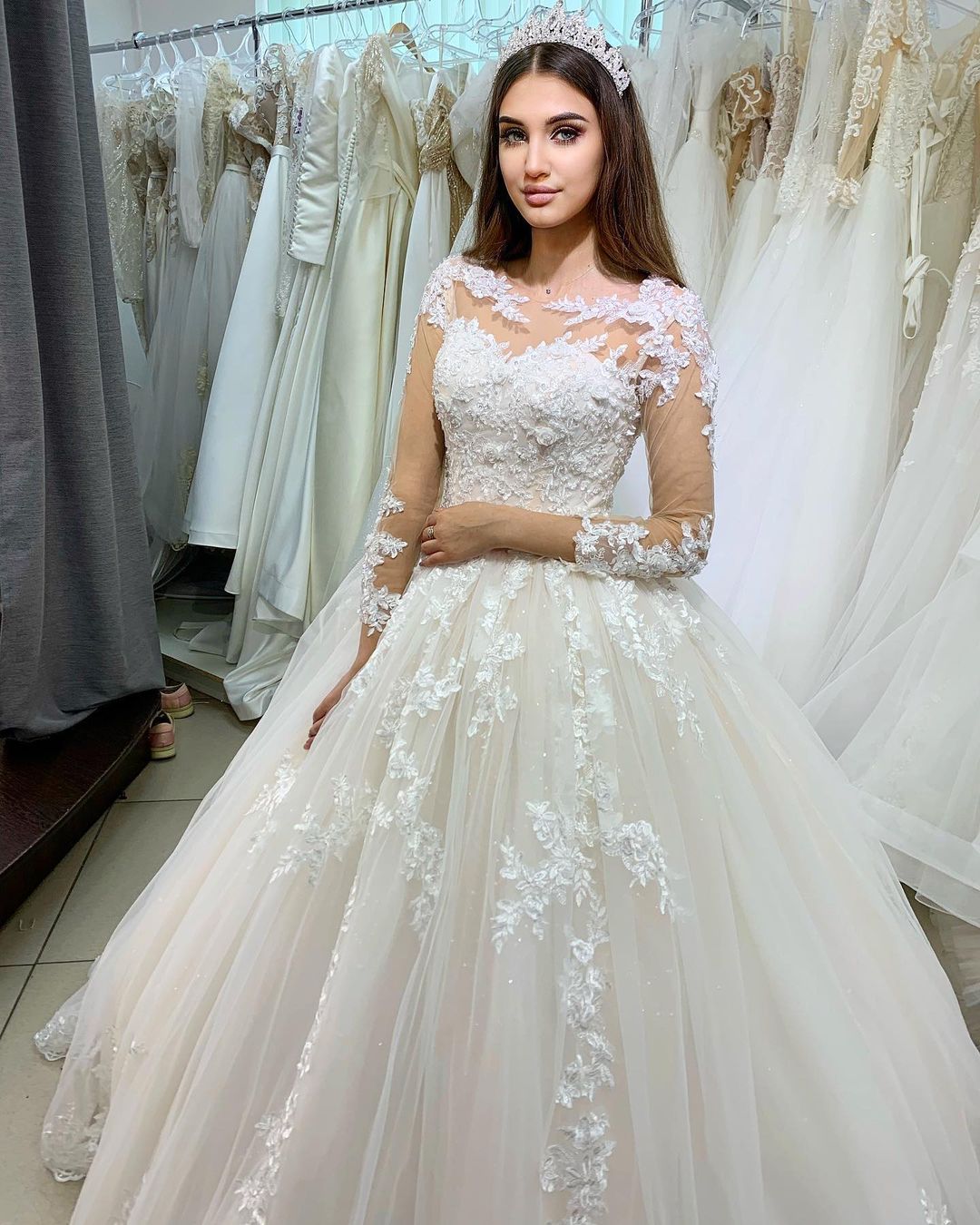 Classy Bateau Long Sleeve Appliques Lace Tulle Floor Length A-line Wedding Dress