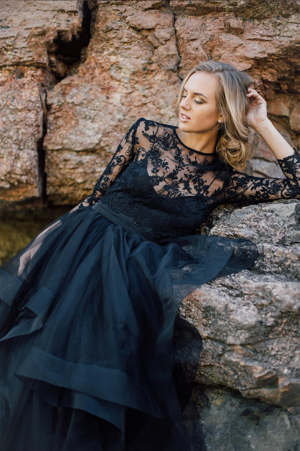 Vintage Balck A-Line Bateau Long Sleeve Appliques Lace Tulle Cascading Ruffles Wedding Dress