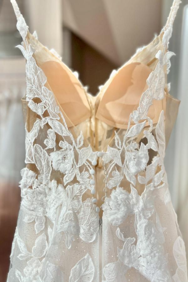 Long A-line Spaghetti Straps Open Back V-Neck Tulle Appliques Lace Wedding Dress
