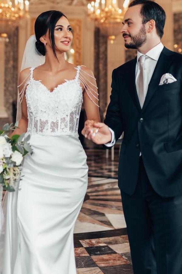 Elegant White Long Mermaid Sweetheart Satin Sleeveless Backless Wedding Dresses