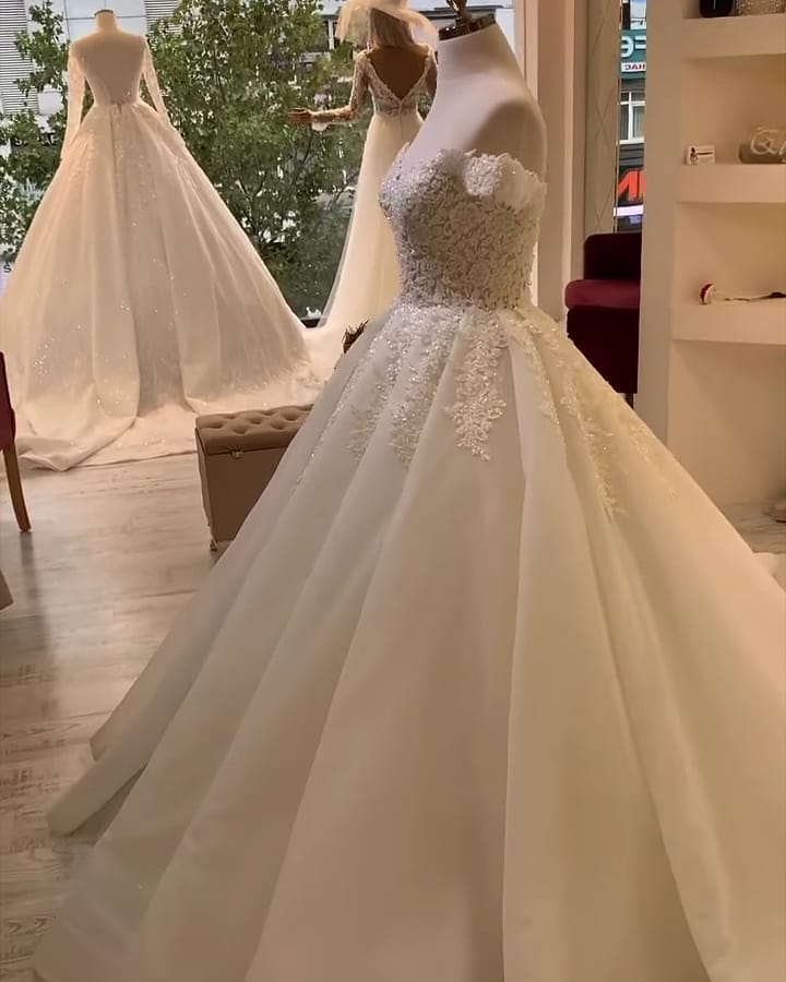 Elegant Long A-Line Sweetheart Off the Shoulder Appliques Lace Ruffles Wedding Dress