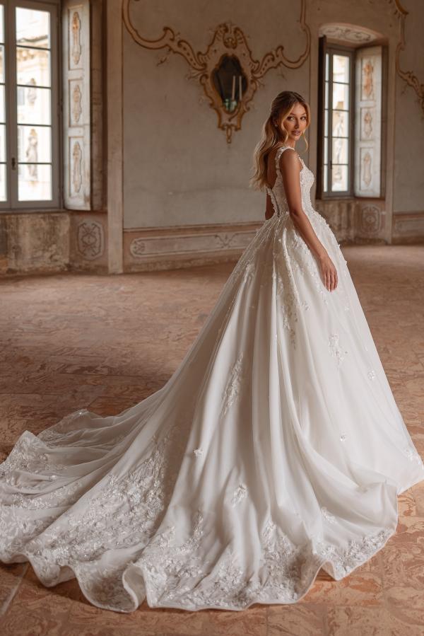 A-line Spaghetti Straps Open Back Tulle Appliques Lace Long Wedding Dress