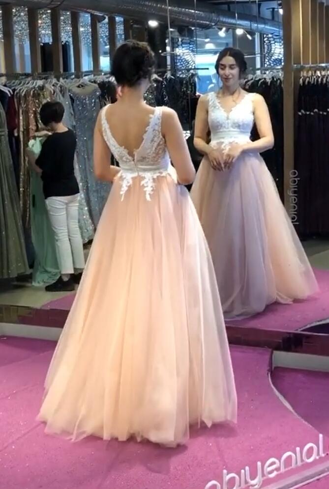 Long A-line V-neck Spaghetti Straps Backless Appliques Lace Tulle Prom Dress