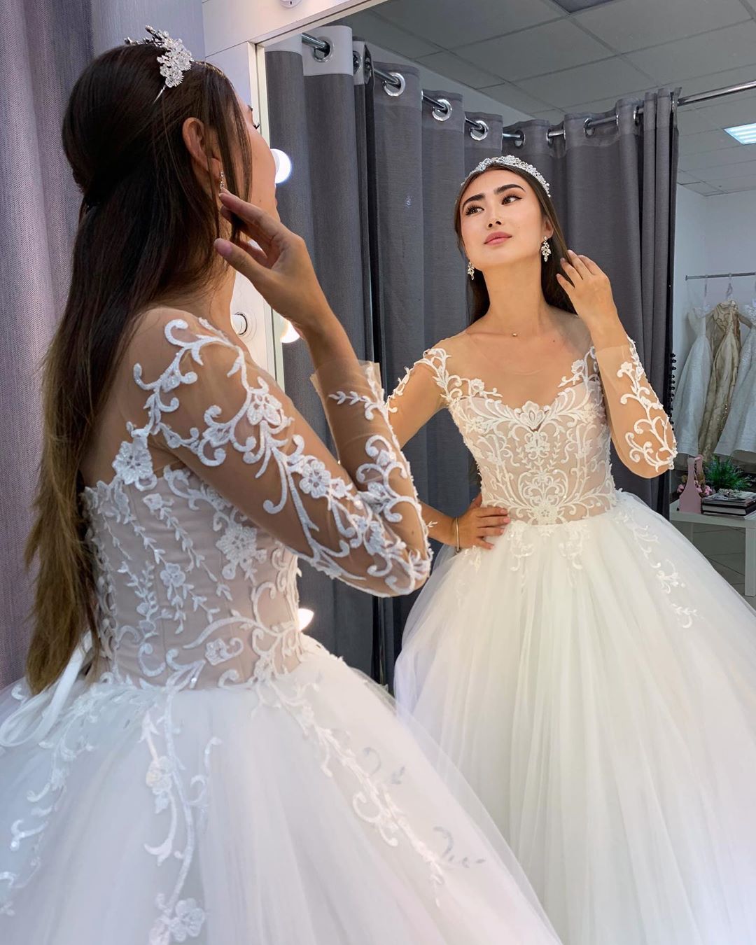 Gorgeous A-line Tulle Long Sleeves Wedding Dress with Lace