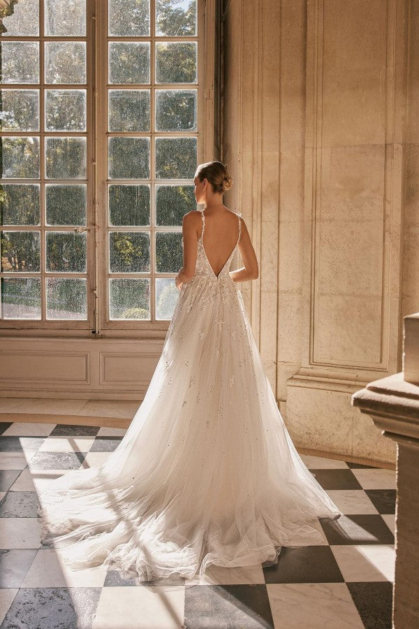 Sexy Long A-Line V-neck Tulle Lace Open Back Wedding Dresses