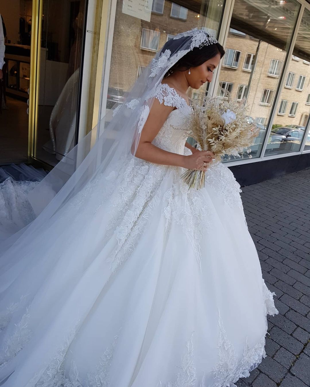 Beautiful Long Ball Gown Off the Shoulder Lace Wedding Dresses