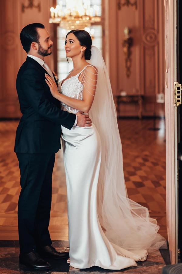 Elegant White Long Mermaid Sweetheart Satin Sleeveless Backless Wedding Dresses