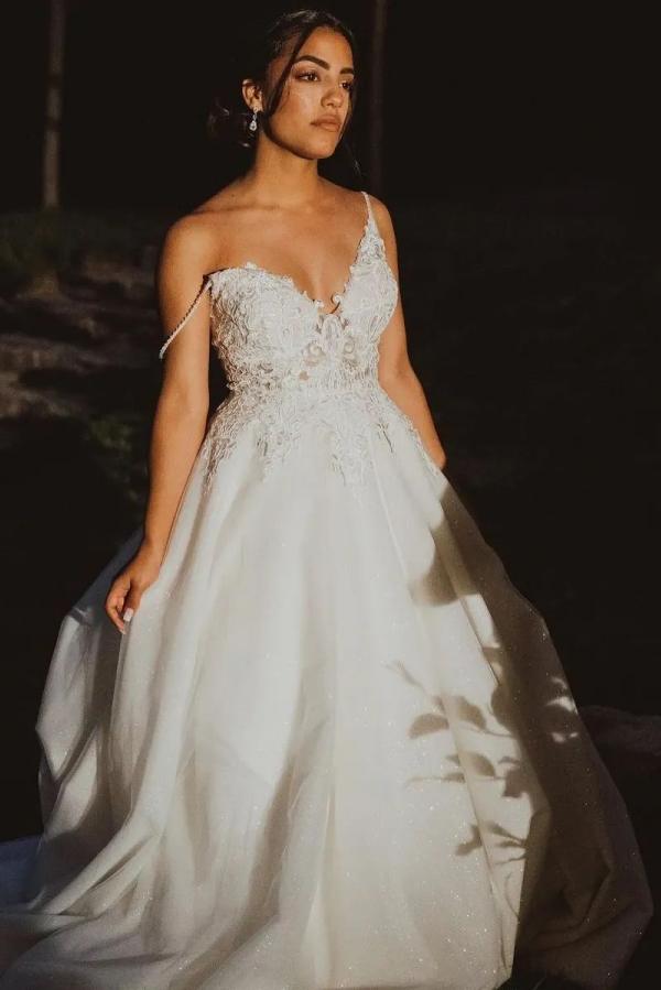 Elegant Long A-line V-neck Spaghetti Straps Tulle Lace Backless Wedding Dress