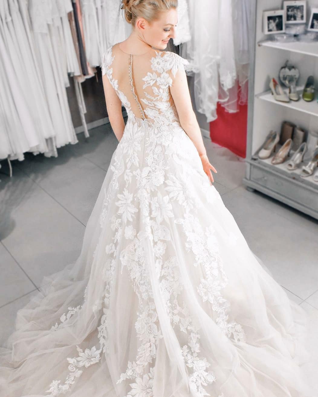 Beautiful Long A-Line Bateau Appliques Lace Floor Length Tulle Wedding Dress