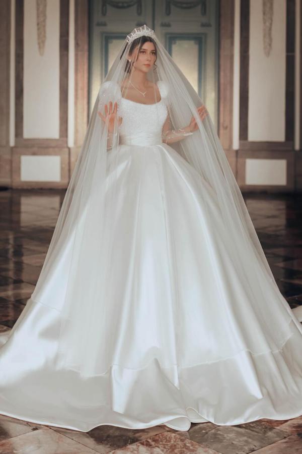 Gorgeous White Long Sleeves Ball Gown Floor length Wedding Dress with Beads