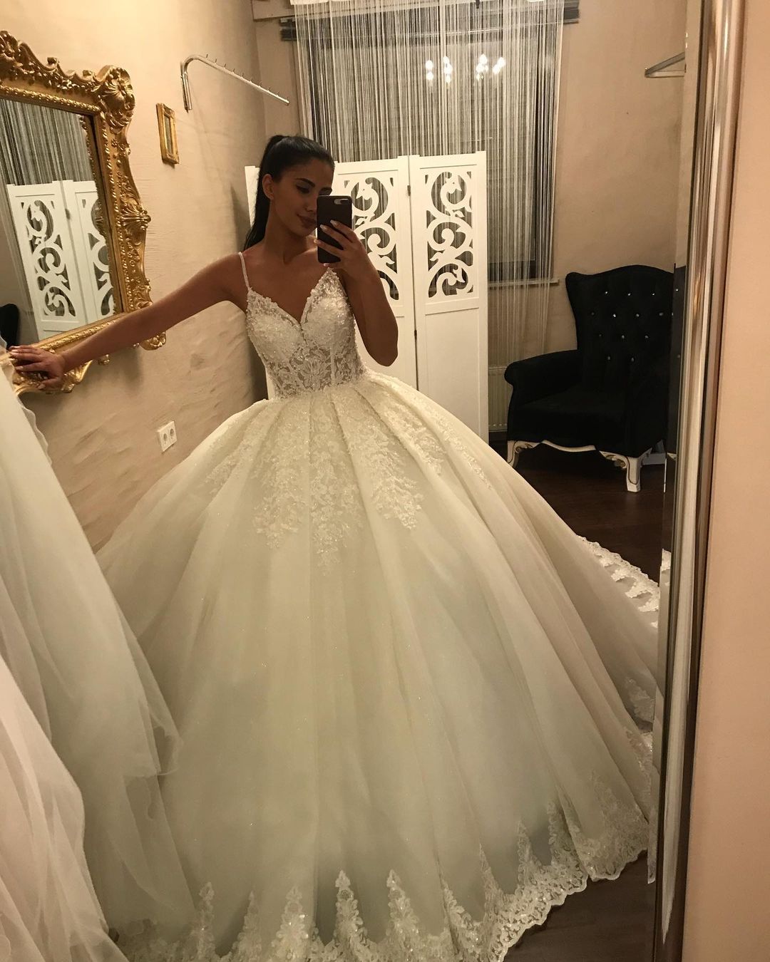 Vintage Long V-neck Spaghetti Straps Appliques Lace Floor Length Tulle Ball Gown Wedding Dress