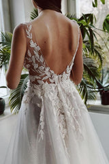 Long Split Front Scoop Neck A Line Tulle Floor Length Wedding Dress with Appliques Lace