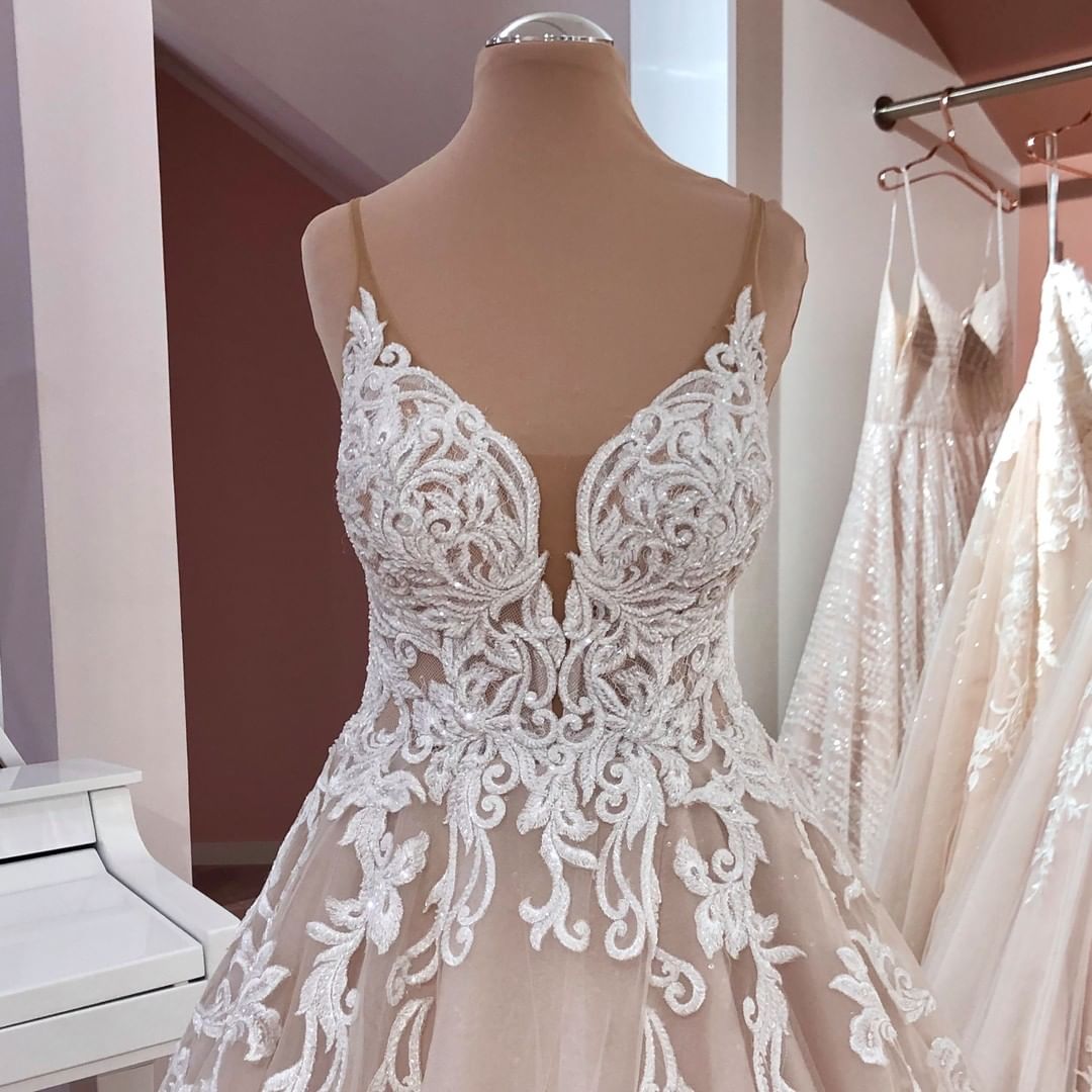 Vintage Long A-Line V-neck Spaghetti Straps Backless Appliques Lace Tulle Wedding Dress