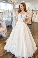 Vintage Long Sweetheart Off the Shoulder Backless A-Line Train Wedding Dress With Appliques Lace