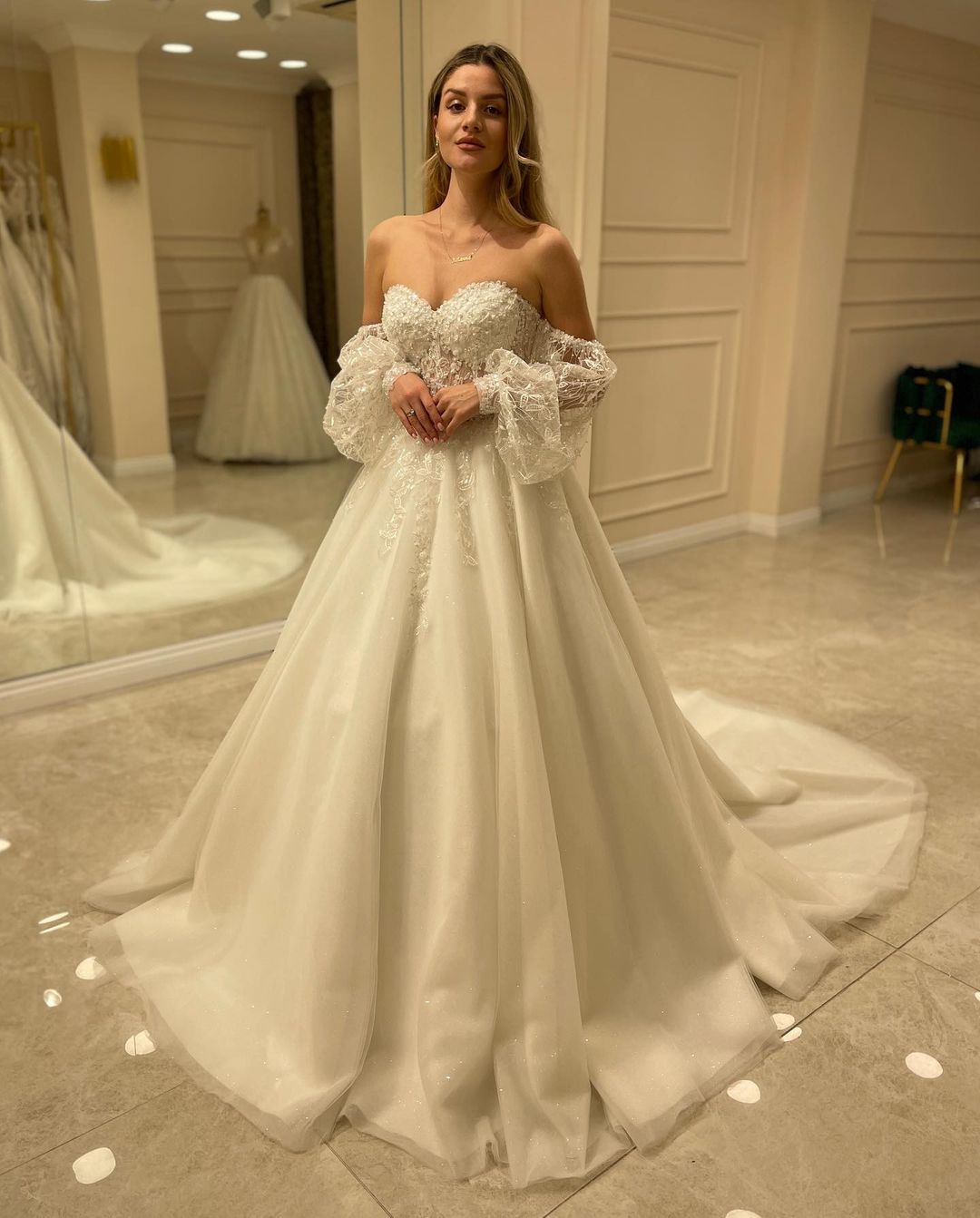 Elegant Sweetheart Long Sleeve Backless Appliques Lace A-Line Train Wedding Dress