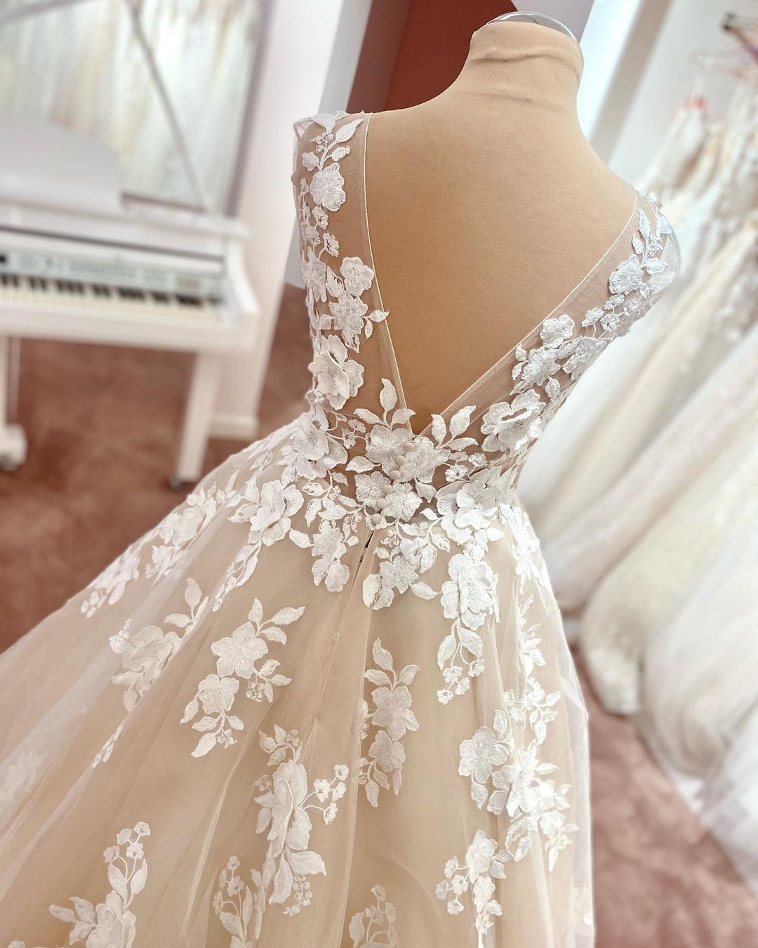 Vintage Long A-Line V-neck Wide Straps Backless Appliques Lace Tulle Wedding Dress