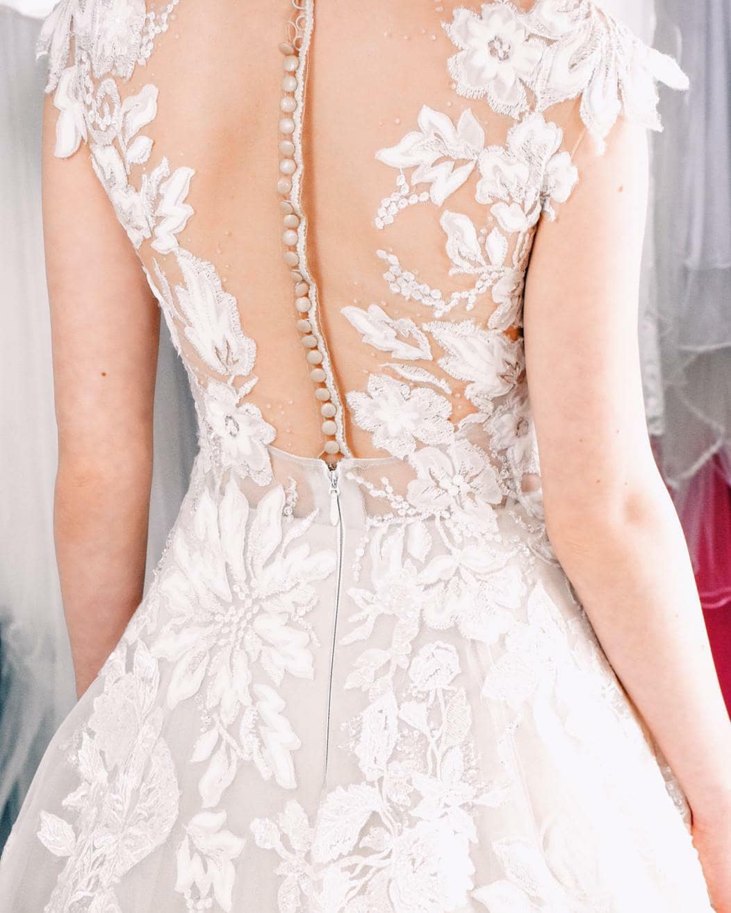Beautiful Long A-Line Bateau Appliques Lace Floor Length Tulle Wedding Dress
