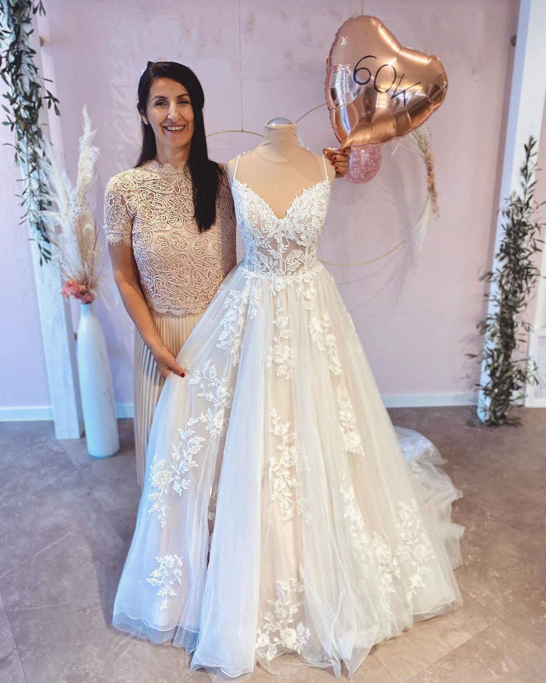 Vintage Long Spaghetti Straps Appliques Lace A-Line Floor Length Wedding Dress With Train
