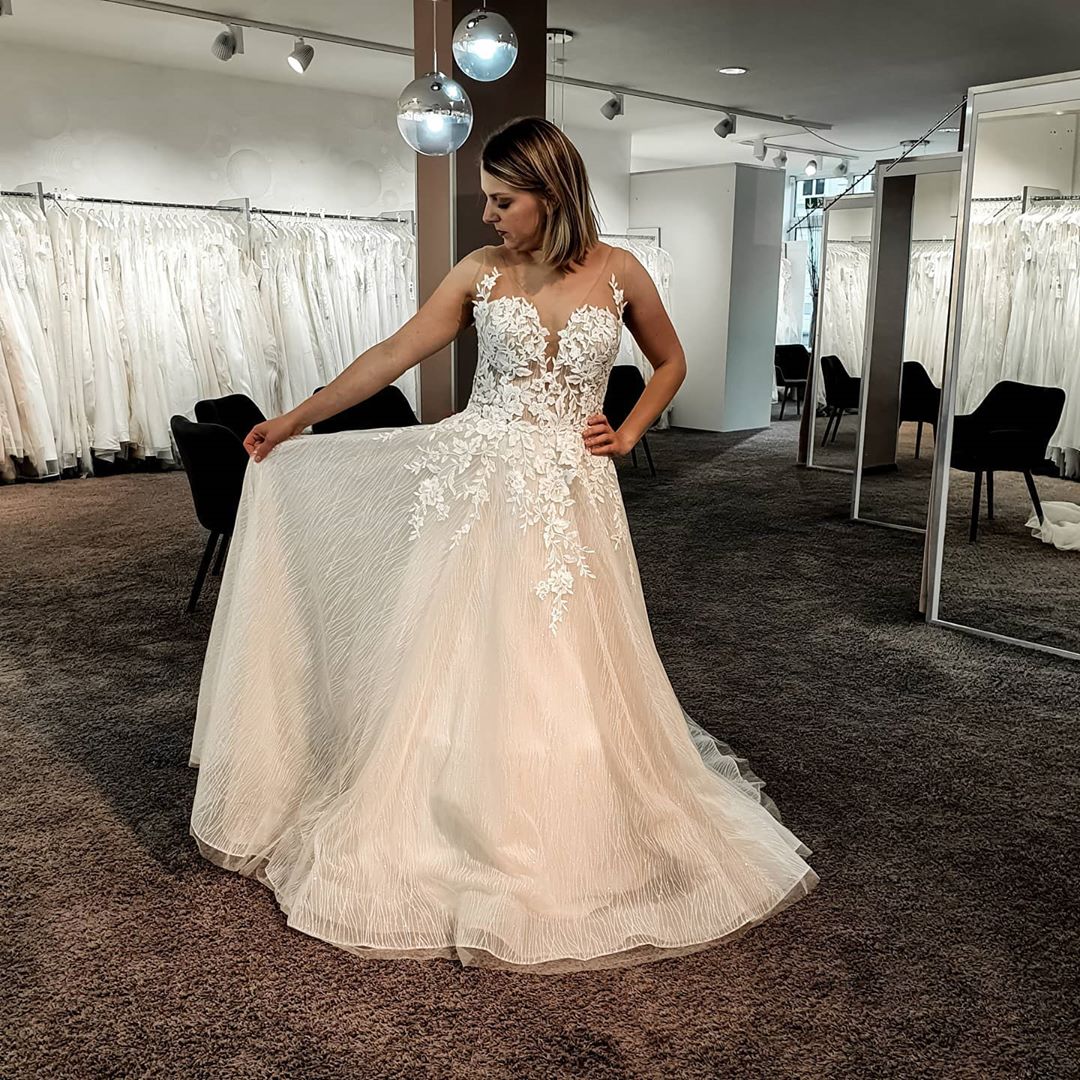 Gorgeous Long A-line V-neck Tulle Lace Floor Length Backless Wedding Dress