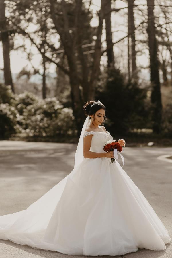 Elegant White Ball Gown Off the shoulder Tulle Long Wedding Dress with Appliques