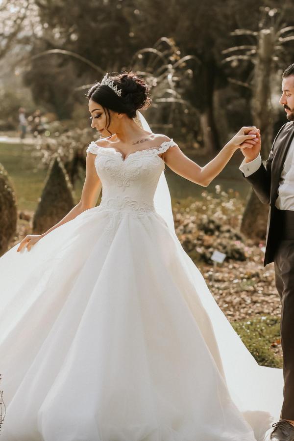 Elegant White Ball Gown Off the shoulder Tulle Long Wedding Dress with Appliques