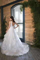 Gorgeous Long A-line V-neck Tulle Lace Backless Wedding Dress