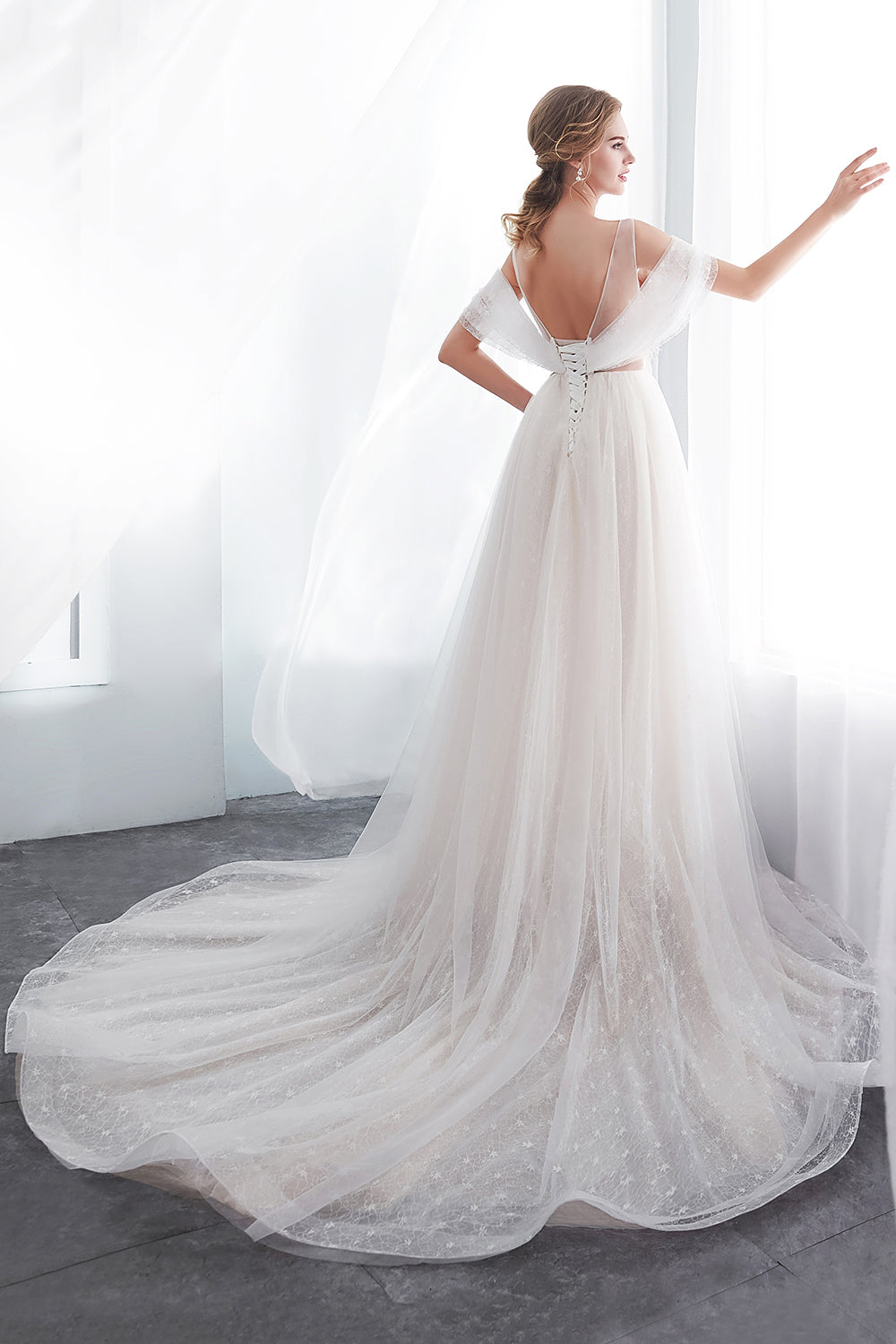 Elegant Long Lace A-line Tulle Sleeveless Floor Length Wedding Dresses