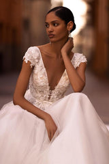 Backless V-Neck A-Line Tulle Long Appliques Lace Wedding Dress with Short Sleeve