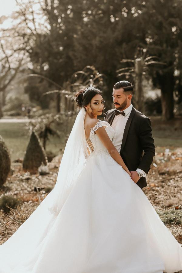 Elegant White Ball Gown Off the shoulder Tulle Long Wedding Dress with Appliques