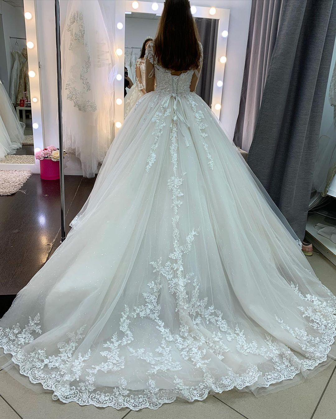 Classy Bateau Long Sleeve Appliques Lace Tulle Floor Length A-line Wedding Dress
