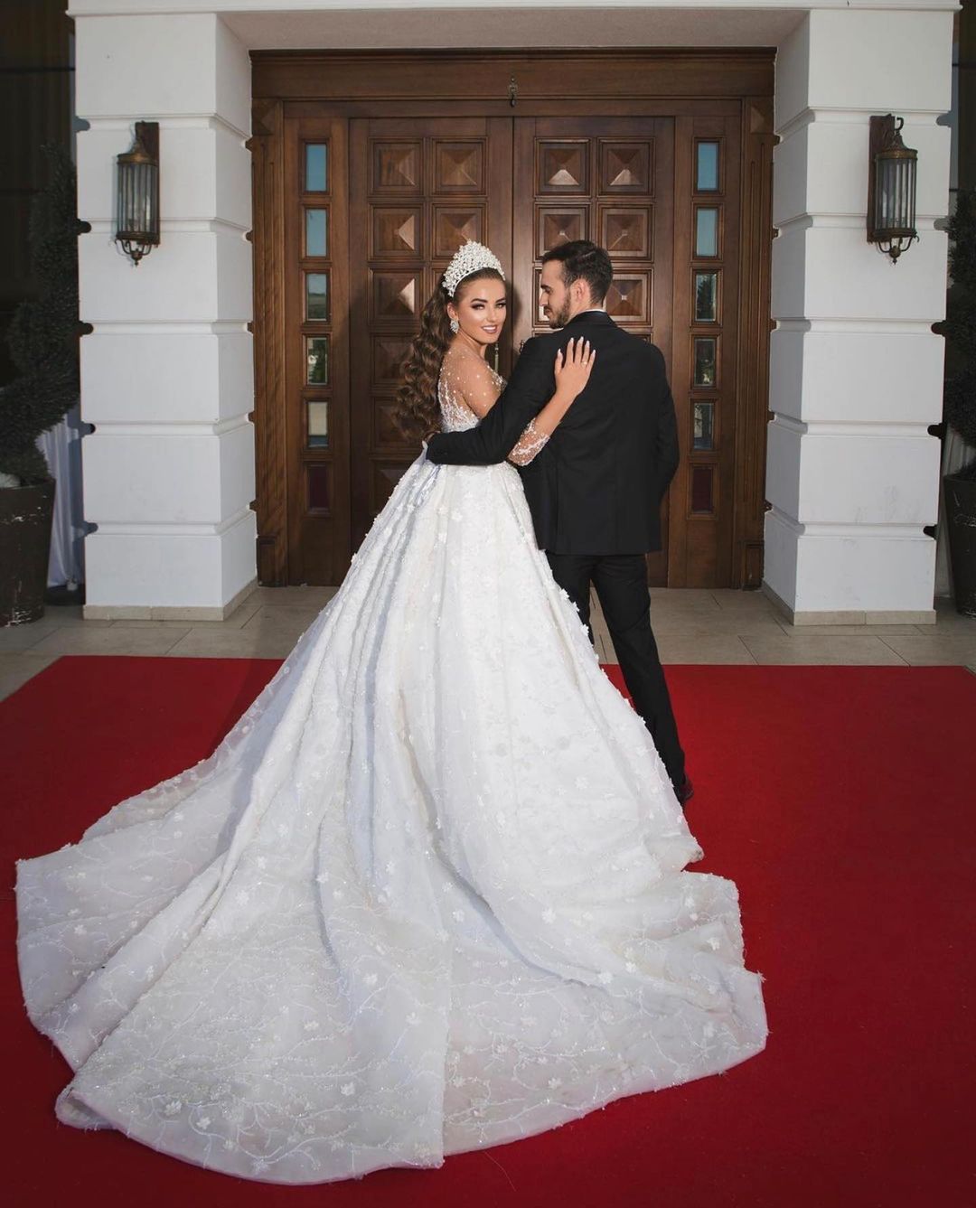 Luxury Long Ball Gown Sweetheart Beads Glitter Wedding Dress with Sleeves
