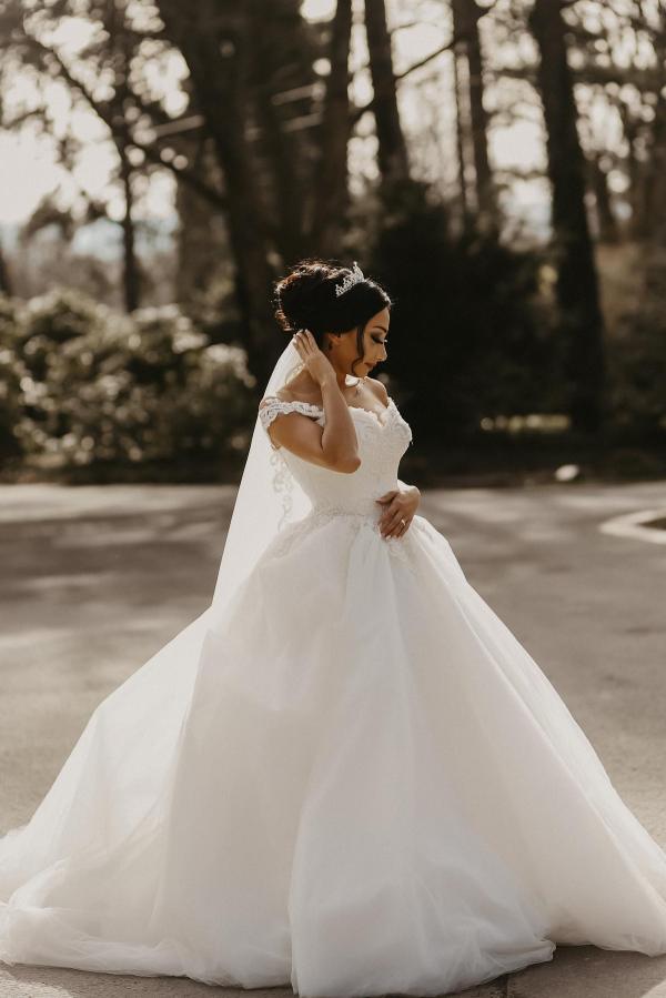 Elegant White Ball Gown Off the shoulder Tulle Long Wedding Dress with Appliques