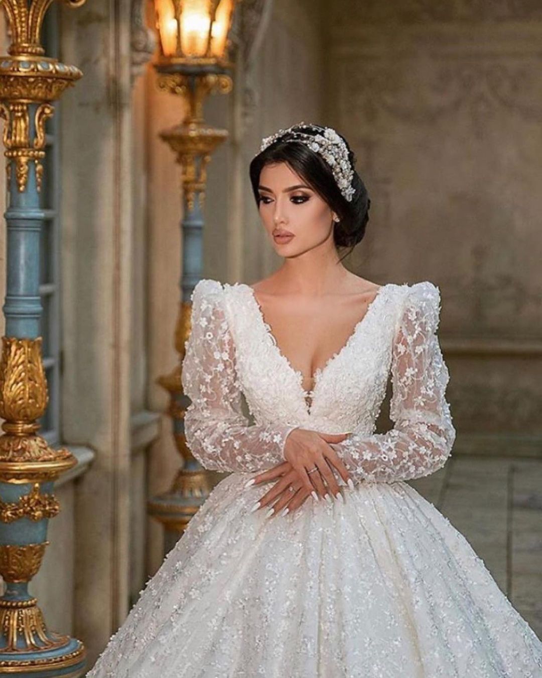 Gorgeous A-Line Deep V-neck Appliques Lace Long Sleeve Train Wedding Dress
