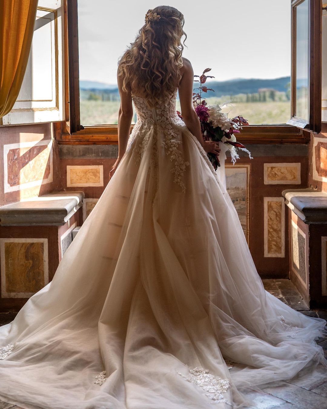 Charming Long Sweetheart Backless Train A-Line Tulle Floral Lace Wedding Dress