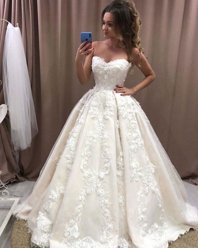 Elegant Long Ball Gown Sweetheart Wedding Dress With Floral Appliques Lace