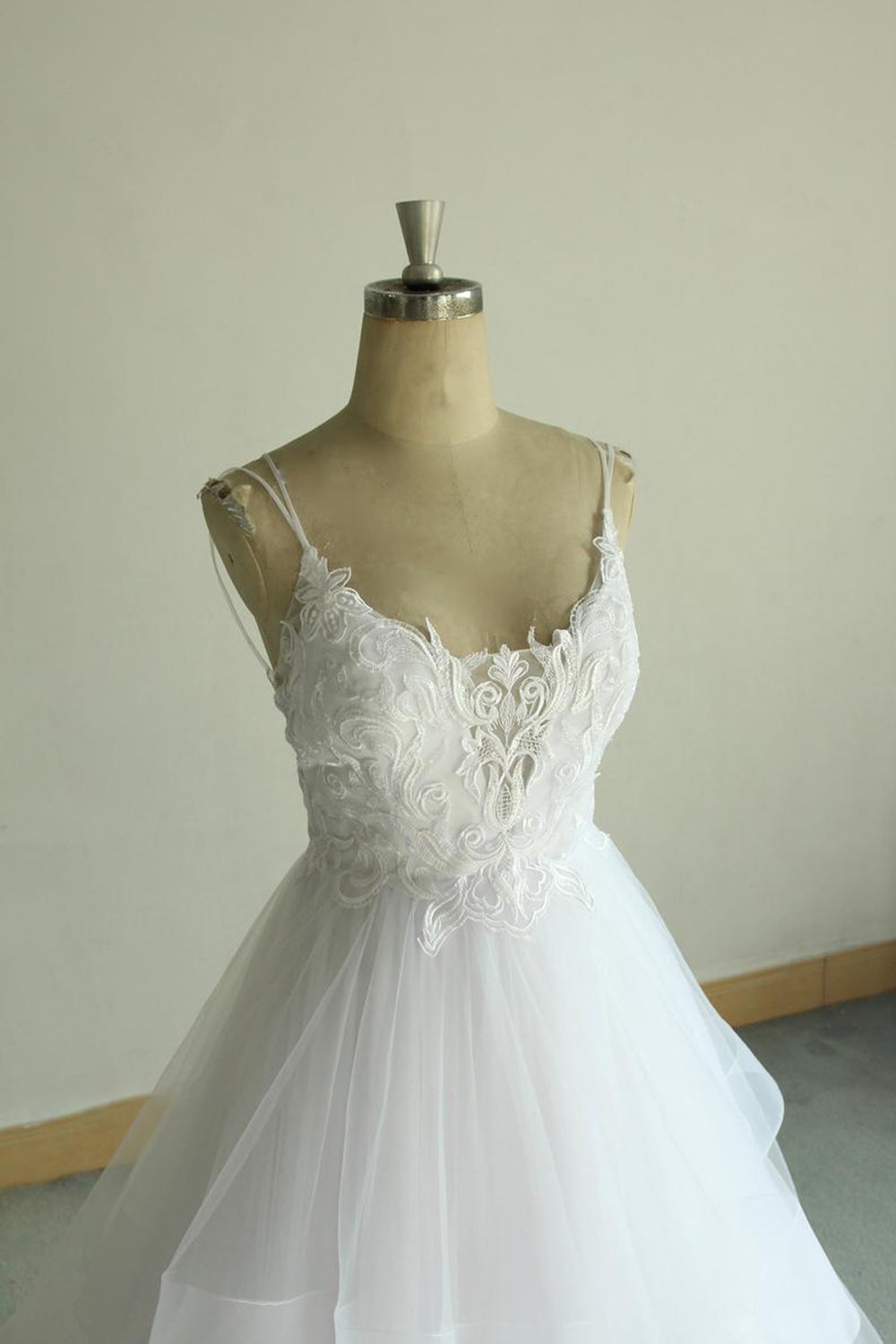 Chic Long A-line Strap Spaghetti Appliques Tulle Wedding Dress