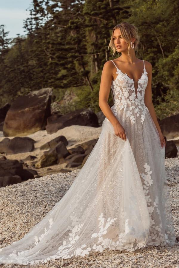 Long Spaghetti Straps V-Neck Open Back A-Line Tulle Wedding Dress with Appliques Lace