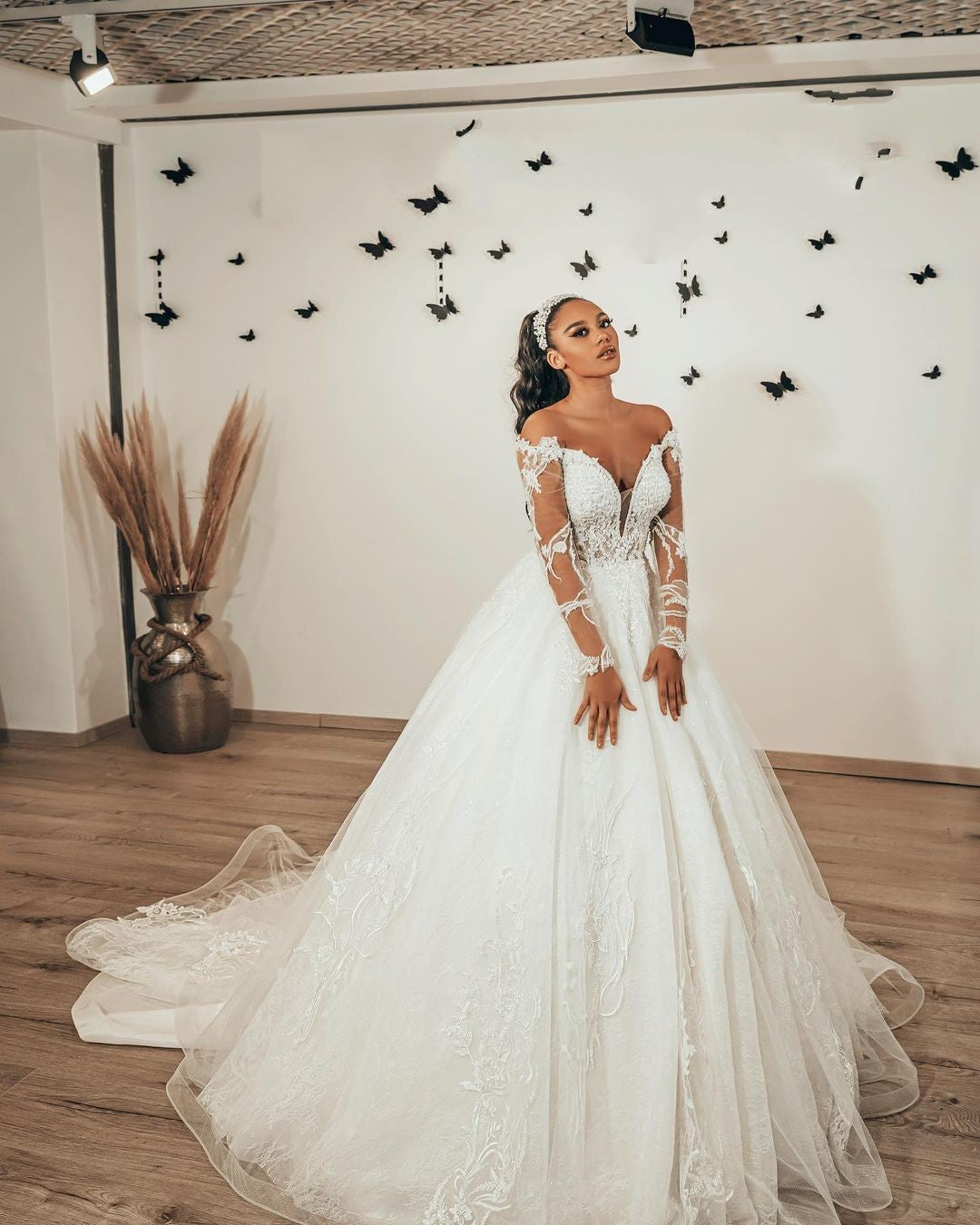 Classy A-Line Sweetheart Long Sleeve Appliques Lace Floor Length Tulle Wedding Dress