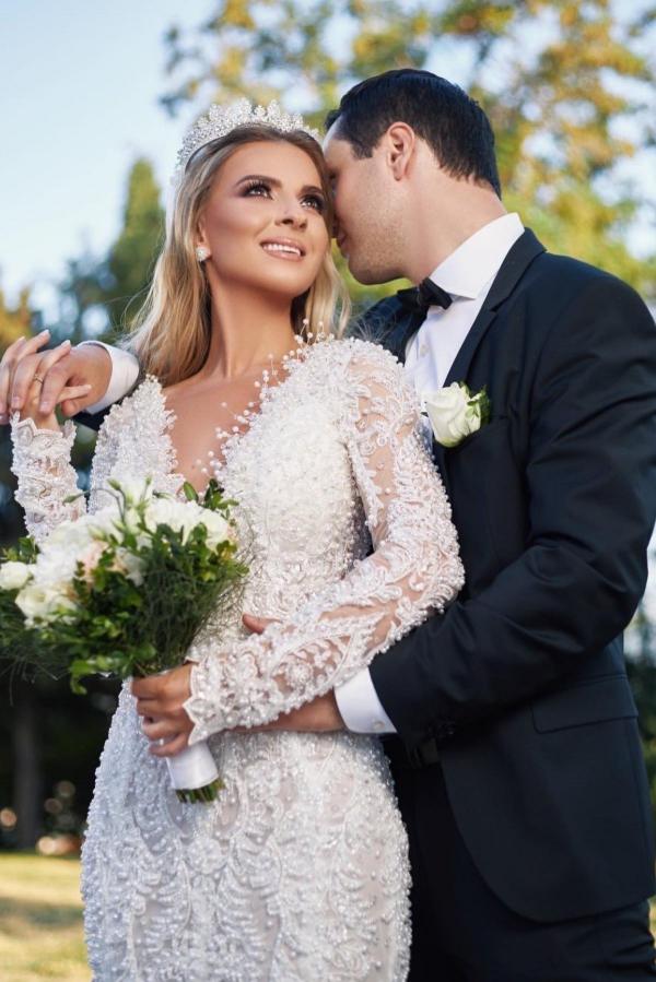 Gorgeous Long Mermaid V-neck Lace Wedding Dresses with Sleeves