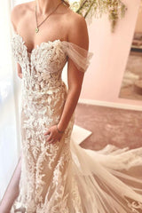 Elegant Off the Shoulder Sweetheart Tulle Lace Appliques Long Wedding Dress with Train